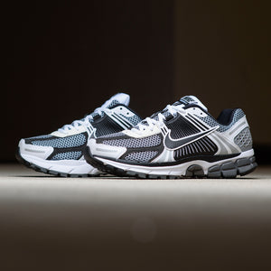 NIKE ZOOM VOMERO 5 SE SP - DARK GREY/BLACK